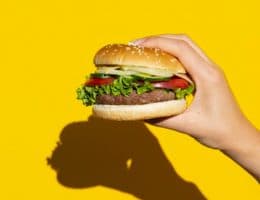 「人造肉」終於在台上市！是泡沫、還是改變市場的新星？