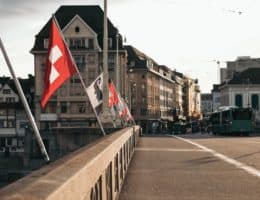 【時事快評】瑞士信貸風暴完整始末，為何會從擁 5800 億資產，到最後市值僅剩 32 億？